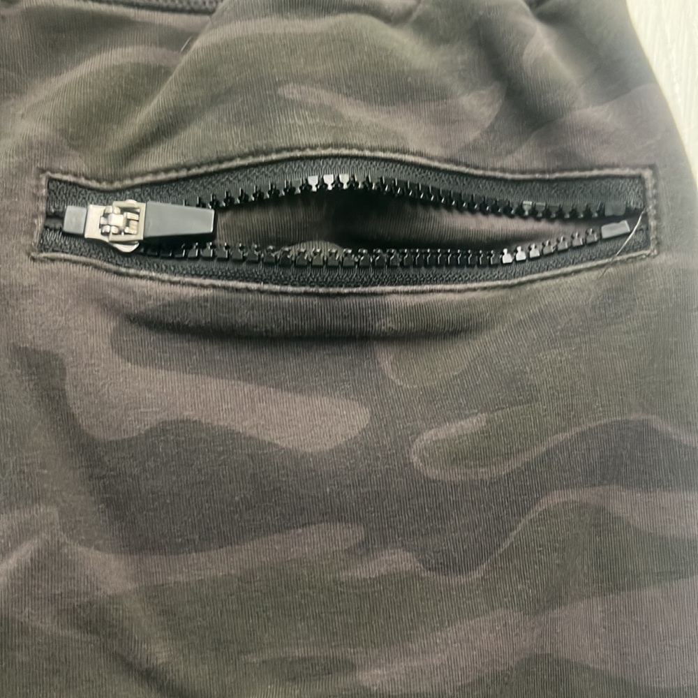 MEN’s Flexliving Camo Joggers with side & back zippers pockets size SMALL - Picture 5 of 7